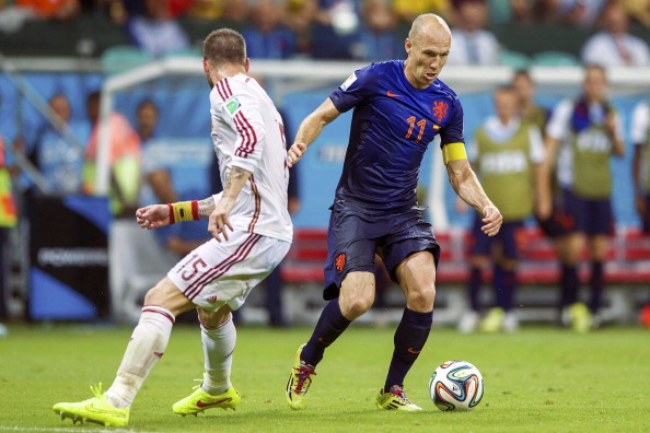 Арьен Роббен убегает от Серхио Рамоса