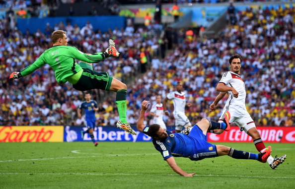 Столкновение Нойера и Игуаина