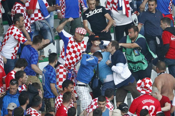 Хорватские фаны дерутся