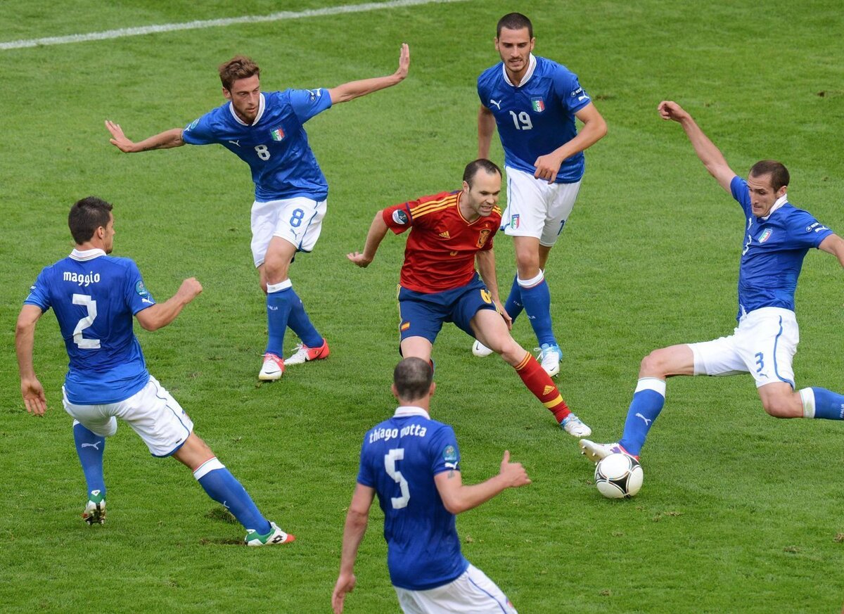 Андрес Иньеста в матче со сборной Италии