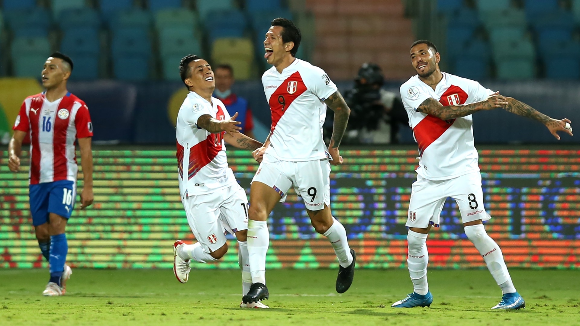 Джанлука Лападула празднует гол в ворота сборной Парагвая