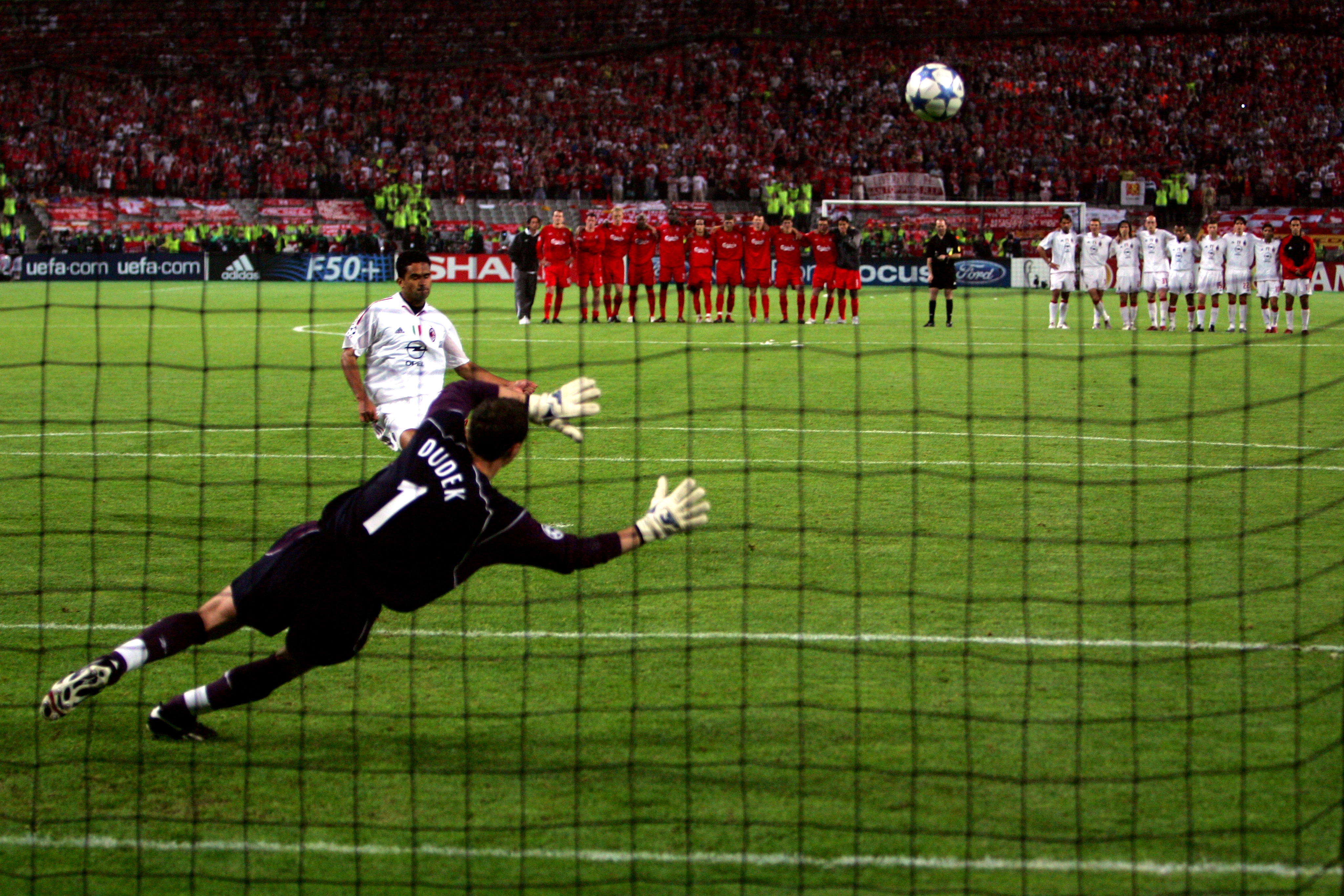 Сержиньо не забивает пенальти в ворота Дудека