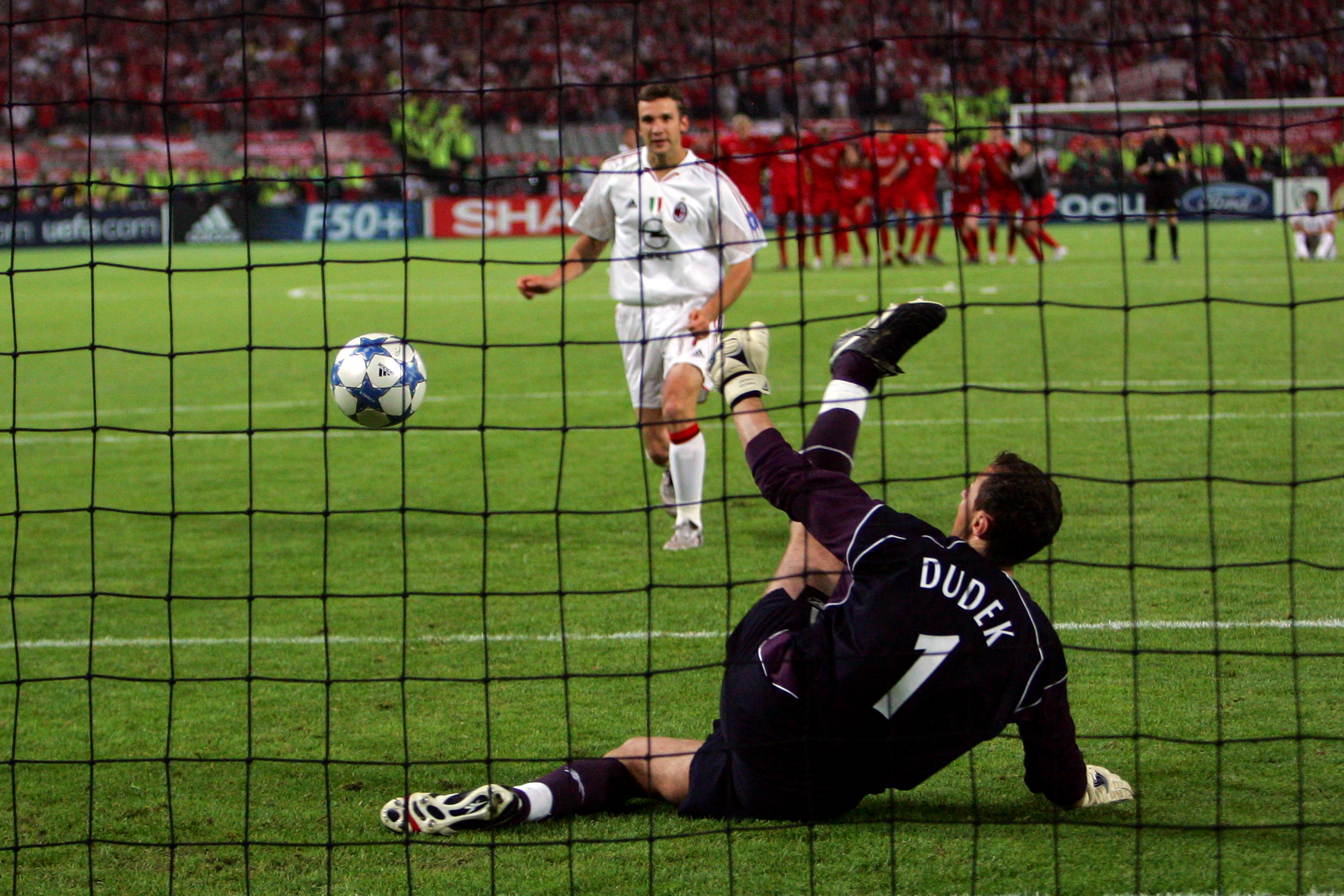 Дудек отражает решающий пенальти Шевченко