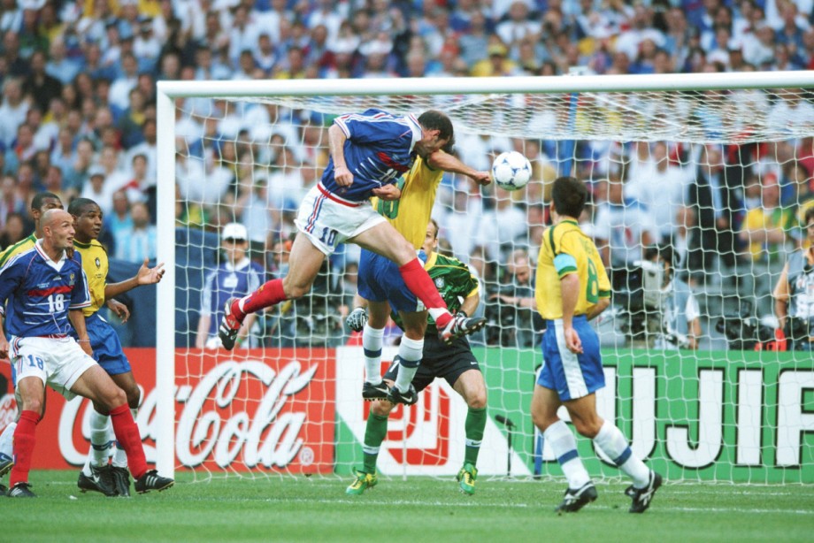 Зинедин Зидан забивает один из голов в ворота бразильцев