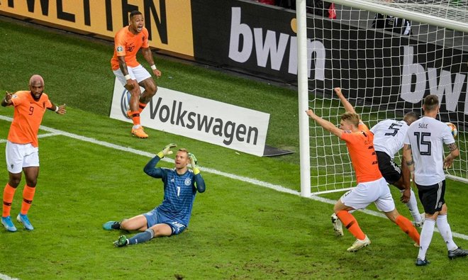Голландия снова переворачивает матч с Германией во втором тайме. В их группе все запутывается